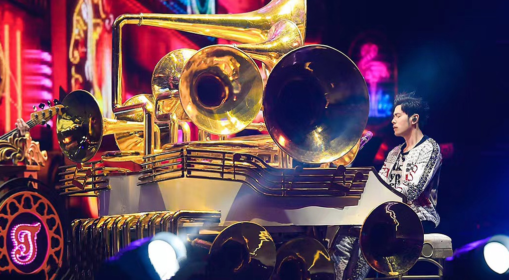 72779太阳集团透明屏和荧光棒系列产品亮相2022周杰伦新加坡演唱会